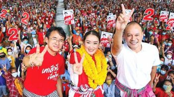 Head of the Pheu Thai family (4).jpg